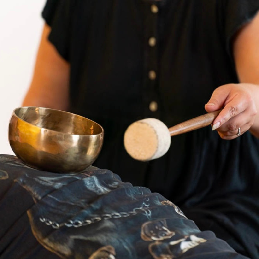 Äänimaljatyöpaja maljoja soitetaan lyömällä kehon päällä